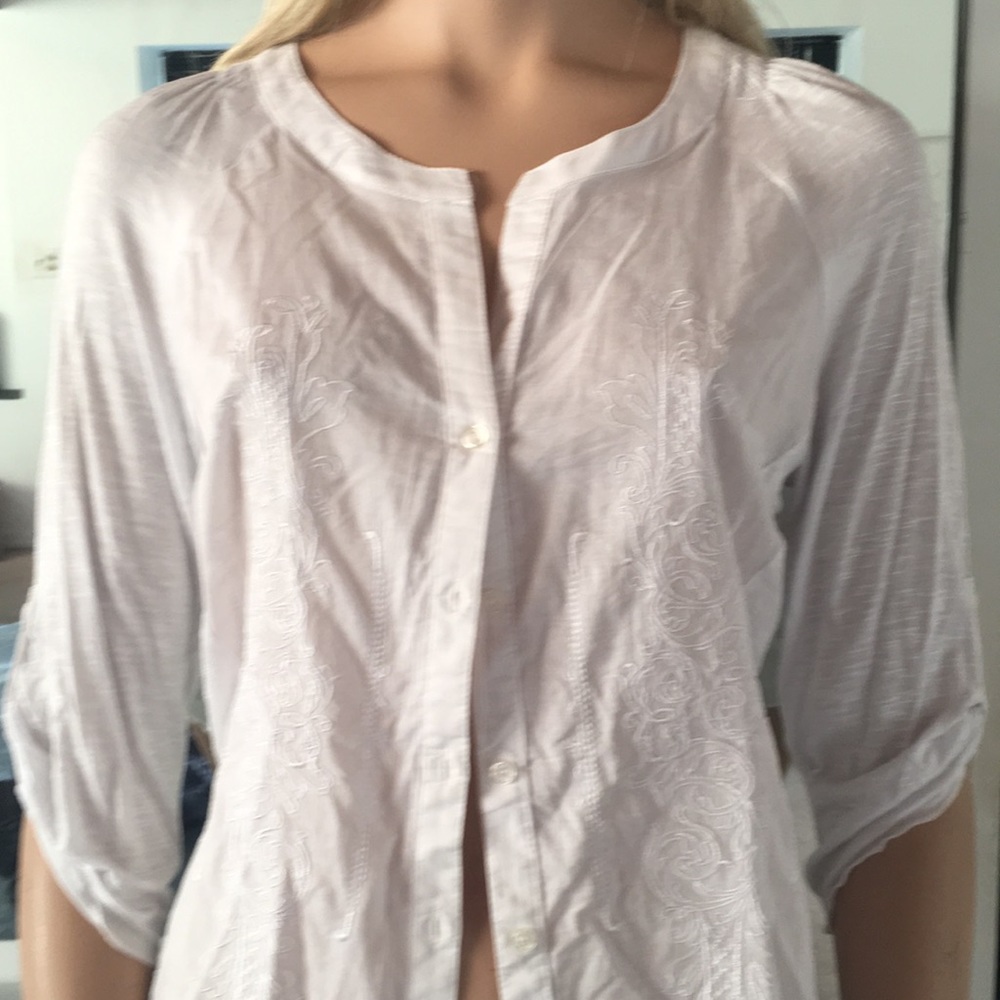 Pretty Wht Blouse W/Button Front &Embrodery Accent - Picture 3 of 7